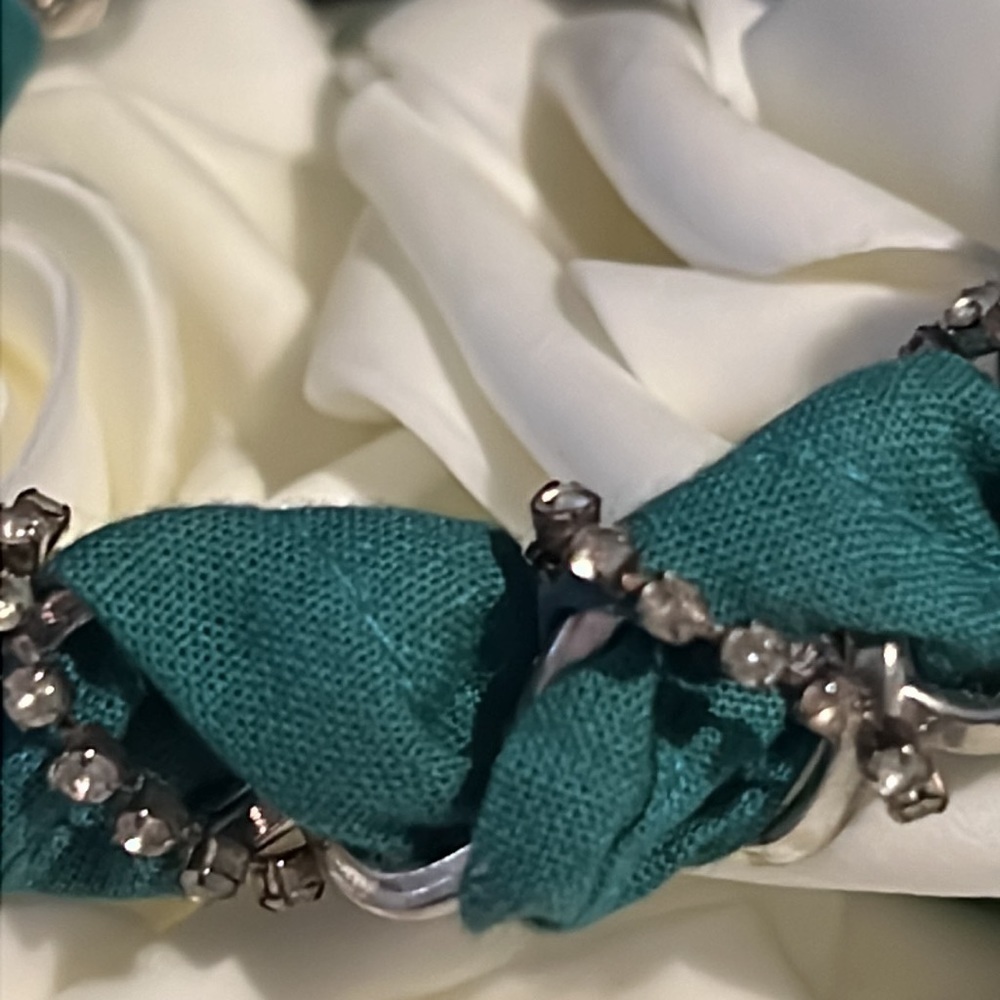 💛Cute turquoise, fabric and rhinestone adjustable bracelet, NWT - Picture 2 of 3